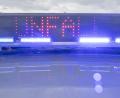 Bild: Daniel Karmann/dpa
Ein Blaulicht auf dem Dach eines Polizeifahrzeugs mit der LED-Anzeige "Unfall".