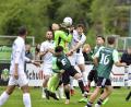 Bild: Hubert Ziegler
Gefährliche Situation im Ammerthaler Strafraum nach einer Eltersdorfer Ecke, doch Torhüter Christopher Sommerer (Dritter von links) konnte den Ball unter Kontrolle bringen. Mario Plott, Christian Heinloth, Sascha Luft und Mergim Bajrami (grüne Trikots, von links) sind Beobachter der Aktion.