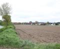 Bild: frd
Diese Fläche, rechts vor dem Ortseingang von Rottendorf, soll das zum „Gewerbegebiet Rottendorf“ werden.