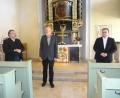 Bild: apr
Über das gelungene Jubiläumskonzert freuten sich (von links) Pfarrer Kai Steiner, Kirchenmusikdirektor Reinhold Schelter und Organist Sebastian Greim.