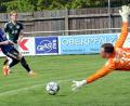 Bild: heh
Der Mitterteicher Simon Günthner (Zweiter von links) zieht ab, doch auch in dieser Szene hält Forchheims Keeper Axel Hofmann den Ball.