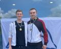 Bild: rbg
Fynn Legat (rechts) vom Tirschenreuther Schwimm-Club holte bei den Süddeutschen Meisterschaften In Ingolstadt die Bronzemedaille im 50m Brustsprint. Links daneben Sieger Julius Montag vom SCW Eschborn