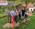 Bild: Sabine Haller-Dreßel/exb 
Viel ehrenamtliches Engagement zeigten einige Hirschbacher Bürger beim Frühjahrsputz am Spielplatz.