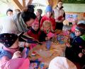 Bild: Lehner/exb
Ihre helle Freude hatten über 35 Kinder beim Basteln eines Muttertagsgeschenks.