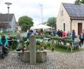 Bild: bjp
Mehrmals muss Ingrid Schmid (Vierte von rechts, mit Handy) vom Dorfladenbeirat nachbestellen, um die große Nachfrage beim Schwarzenbacher Blumenmarkt zu befriedigen.
