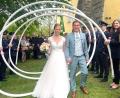 Bild: Franz Völkl
Ulrike und Johannes Weig nach der Trauung im Lennesriether Kirchgarten.