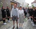 Bild: kro
Freudestrahlend durchschreiten Susanne und Fabian Nerlich das Ehrenspalier, hier die Fußballerinnen des SV Steinmühle.