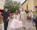Bild: fvo
Nach der Trauung von Sophia und Christoph Würth in der Pfarrkirche Michldorf gratulieren die Feuerwehr Engleshof und die KLJB Waldthurn..