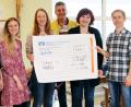 Bild: lst/exb
Große Freude über ganz großes Kino: Die Vertreterinnen des Ladies Circle 66 Weiden spenden an die Schule im Kleefeld im HPZ Irchenrieth 1500 Euro für die neue Bücherei. Julia Jockwer, Samantha Pflieger, Daniela Bielefeldt, Max Hohlrüther, Petra Rothmund, Christian Reichl und Anne Miller (von links) freuen sich.