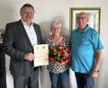 Bild: Stefanie Gradl
Bürgermeister Hans-Martin Schertl (links) überbrachte dem Ehepaar Erna und Reinhard Andraschko die Glückwünsche der Stadt Vilseck.