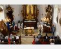 Bild: bey
Pater Thomas Mühlberger hielt die Ansprache zum Kreuzbergfest am Sonntag. Aufgrund der unsicheren Wetterlage in der Kreuzbergkirche selbst.