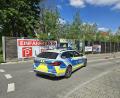 Bild: picture alliance/dpa/vifogra | Moller-Schuh
Ein Polizeiauto steht in der Zufahrt zur Tiefgarage eines Baumarkts, wo am Vormittag die Leiche einer Frau im Kofferraum eines Autos gefunden worden ist.