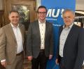 Bild: Mittelstandsunion/exb
Leonhard Zintl (links) bleibt Vorsitzender der Mittelstandsunion im Landkreis Tirschenreuth. Zur Wahl gratulierten Landrat Roland Grillmeier (rechts) und Europawahl-Kandidat Adrian Käs.