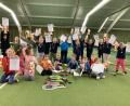 Bild: Carolina Forster/exb
Zum Abschluss der Wintersaison zeigen die Kinder der SpVgg Schirmitz ihr Können bei einer Tennis-Olympiade.