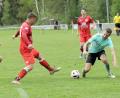 Bild: heh
Der Waldershof (von links in den roten Trikots Florian Paul, Fabian Schöffel und Luca Foti) besiegte am Sonntag den FC Marktleuthen (Fabian Bösel) mit 3:0.