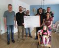 Bild: adj
Freuen sich gemeinsam über die Spenden: Wolfgang Göldner, Julian Bäumler, Josef Götz, Dominik Artmann und Bürgermeister Ernst Schicktanz (hinten, von links). Mit dabei natürlich auch Stephanie Artmann mit der kleinen Frieda (vorne rechts).