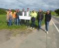 Bild: mad
Informierten über die Baumaßnahme: (von links) Bauingenieur Jan Dietl, Projektleiterin Jana Kiehnscherf, Andreas Held von der Bauaufsicht, Straßenmeister Michael Pfistermeister, Neunburgs Bürgermeister Martin Birner, Bauoberrat Björn Letz (Staatliches Bauamt Amberg-Sulzbach), Schwarzhofens Bürgermeister Maximilian Beer, Firmeninhaber Helmut Seebauer und sein Bauleiter Matthias Vogl.