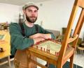 Bild: Gabi Schönberger
Johannes Irlbacher restauriert alte Stühle und bezieht oder bespannt neue. Dabei lässt er sich in seinem neuen Geschäft in der Türlgasse an manchen Tagen auch gerne zuschauen.
