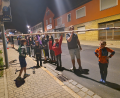 Bild: Maria Schindler/exb
Stolz trugen die Jungs und Mädels den Maibaum von Otto Reiß durch Dorf.