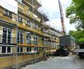Bild: jp
Derzeit laufen die Dachdeckerarbeiten und die Isolierung der Außenmauern bei der Sanierung der Kastler Volksschule, in die heuer 2,8 Millionen Euro investiert werden.