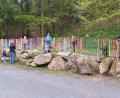 Bild: Stefan Gierisch/exb
Die Pfadfinder Windischeschenbach bringen den Waldspielplatz auf Vordermann.
