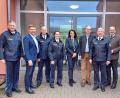 Bild: Polizeihauptkommissar Christian Wiesneth/exb
Gruppenbild während des Besuchs (von links): Leitender Polizeidirektor Matthias Messer, Erster Polizeihauptkommissar Stephan Wegerer, Polizeioberwachtmeister Stephan Sklenarsch, Polizeioberwachtmeisterin Veronika Lehner, MdB Martina Englhardt-Kopf, MdL Alexander Flierl, Polizeirat Jürgen Pfaffenzeller und Bürgermeister Frank Zeitler.