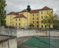 Bild: Wolfgang Steinbacher
Die Max-Josef-Schule im Amberger Eisbergviertel soll im hinteren Bereich um einen Anbau für die offene Ganztagsschule ergänzt werden.