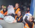 Bild: BRK Erbendorf/exb
Fleißig verluden die Rotkreuzler die Kleiderspenden von den Sammlungsfahrzeugen auf den Container einer Spedition, bis dieser am Ende der Aktion randvoll war.