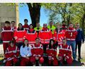 Bild: dob
Kursteilnehmer aus den Rotkreuzbereitschaften Eschenbach, Neustadt/Kulm, Pressath und Rothenstadt, aus den Wasserwacht-Ortsgruppen Pressath und Eschenbach sowie aus der Feuerwehr Pressath stellen sich der anspruchsvollen Sanitätsdienst-Grundausbildung, die Simon Götz (rechts) vom BRK-Kreisverband Weiden und Neustadt/WN leitete.