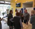 Bild: mis
So wird die Schönerwiese in Zukunft aussehen. Bürgermeister Konrad Kiener stellte den überzeugendsten Planungsentwurf für das Prestigeprojekt im Zentrum des Marktes den interessierten Bürgern vor.