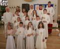 Bild: swo
Elf Kinder empfingen in der Pfarrkirche in Gebenbach zum ersten Mal die Kommunion aus der Hand von Pfarrvikar Christian Preitschaft (hinten Mitte). Angeleitet wurden sie dabei von Wolfgang Schöpf (links).