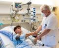 Bild: Michael Vogl/exb
Auch junge Menschen können betroffen sein: Ein Patient auf der Schlaganfall-Station im Barmherzige Brüder Krankenhaus St. Barbara Schwandorf zeigt, dass Schlaganfälle keine Altersgrenzen kennen.