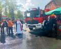 Bild: fpoz
Den Segen für das neue Einsatzfahrzeug und den Anhänger erbaten Pfarrer Sven Grillmeier (links), der auch Mitglied in der Waldershofer Wehr ist, und Pfarrer Kai Steiner.