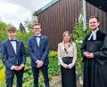 Bild: Oswald Zintl/exb
Konfirmation in Waldershof: Das Bild zeigt von links die Konfirmanden Till Tropitzsch, Simon Lippert und Fiona-Sina Klaubert mit Pfarrer Michael Röll.