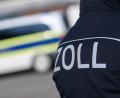 Symbolbild: Julian Stratenschulte /dpa
Ein Zollbeamter steht vor einem Dienstfahrzeug. In Weiden kontrollierten am Dienstag 20 Zöllner zwei Lokalitäten in der Innenstadt. Dem ehemaligen Geschäftsführer wird Sozialversicherungsbetrug vorgeworfen.