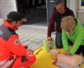 Bild: kro
Ausbilder Karsten Friedrich (links) erklärte den richtigen Einsatz der Defibrillatoren.