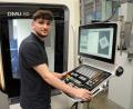 Bild: Andre Stephan-Park
Ahmad Moatee bei der Arbeit an einer modernen CNC-Fräsmaschine im Ausbildungszentrum.
