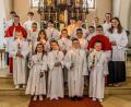 Bild: Thomas Betz/exb
Die Erstkommunionkinder und Ministranten mit Pfarrer Berthold Heller (hinten Mitte) und Pastoralreferentin Andrea Zeller (hinten rechts) in der St. Marien-Kirche in Rothenstadt.