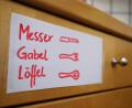 Bild: Karl-Josef Hildenbrand/dpa
Ein Zettel weist an einem Küchenschrank auf dessen Inhalt hin: Solche Hinweise können für Demente hilfreich sein. In Amberg wird für Betroffene jetzt eine Betreuungsgruppe, das "Café Malta", wiedereröffnet.