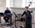 Bild: do
Das Duo Guts'n'faders mit Peter Venus (Elektronik) und Margarete Maierhofer-Lischka (Kontrabass) zelebriert mit archaischen Klängen in der Wieskapelle Speinshart die Verbundenheit aller Wesen.