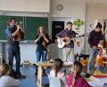 Bild: Grundschule Krummennaab/exb
Stellvertretender Bezirksheimatpfleger Florian Schwemin war mit Lucia Wagner, Sebastian Gröller und Matthias Wolf in die Grundschule gekommen, um das Kinderliedprojekt des Bezirks vorzustellen