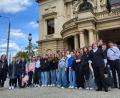 Bild: Dana Fialova/exb
Die Schüler stellten sich vor dem Theater zum Gruppenfoto auf.