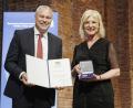 Bild: Nötel/Schäffler/StMAS/exb
Sozialministerin Ulrike Scharf überreichte Jürgen Preisinger die Sozialmedaille.