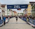 Bild: Alexander Unger
Maximilian Zeus läuft als erster ins Ziel beim Nofi-Lauf 2024.