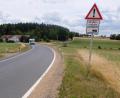 Bild: le
Zu eng, zu kurvig, zu unfallträchtig ist derzeit die Staatsstraße 2181 von Floß nach Plößberg. Am 15. Mai beginnt der Ausbau.