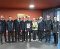 Bild: Feuerwehr Tirschenreuth/exb
Eine besondere Auszeichnung für 50 Jahre aktiven Dienst bei der Feuerwehr Tirschenreuth erhielt Hermann Birkner (Fünfter von links). Es gratulierten (von links) stellvertretender Vorsitzender Christian Nickl, Zweiter Kommandant Thomas Sladky, Vorsitzender Markus Mayer, Bürgermeister Franz Stahl, Sabine Birkner, Kreisbrandmeister Roland Frank, stellvertretender Vorsitzender Rainer Burkhard und Kommandant Matthias Haulena.