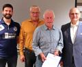 Bild: jma
Dieter Jasper (Zweiter von rechts) freut sich über die Ehrenmitgliedschaft beim SV 08 Auerbach.
