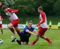Bild: war
Der Etzenrichter Mirko Griesbeck wird in dieser Szene gefoult. Beim fälligen Strafstoß scheiterte Johannes Janker aber an Max Kellner, dem Keeper der SpVgg Vohenstrauß.