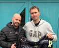 Bild: pa
Gute Laune nach erfolgter Vertragsunterschrift: Ambergs Sportlicher Leiter Chris Spanger (links) freut sich über den Neuzugang Tomas Plihal.