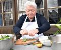 Bild: Petra Hartl
Marille Gramolla, inzwischen pensionierte ehemalige Köchin des Marienheim-Seniorenheims in Amberg, kocht immer noch gern – auch draußen im Garten. Hier bereitet sie gerade ein Unkraut-Menü zu.
